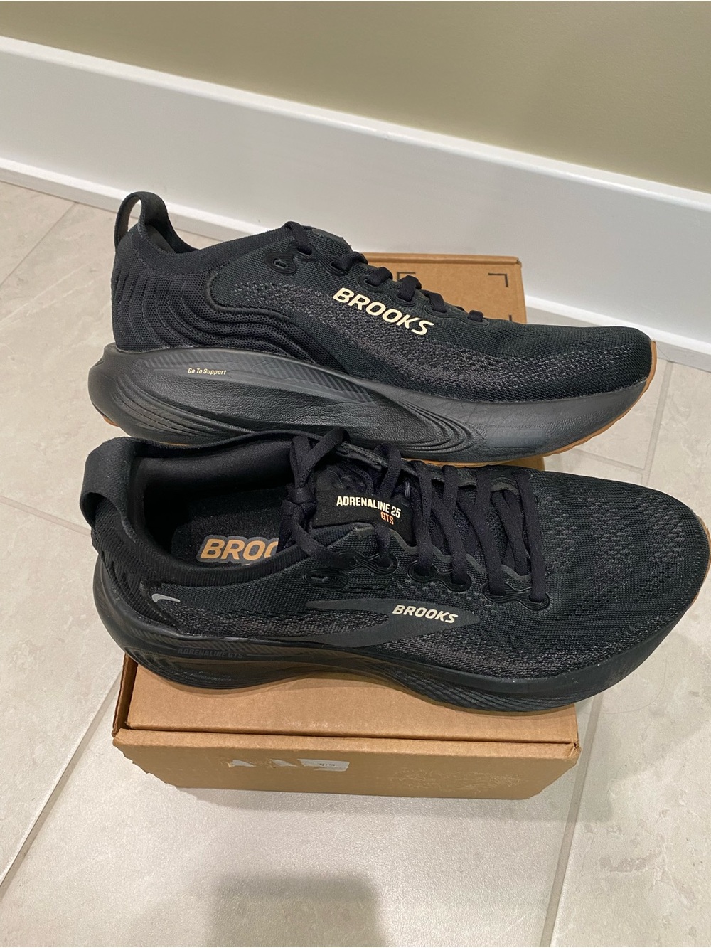 NEW with box Brooks Adrenaline 25 GTS Women’s Running Shoes size 9.5 - Picture 2 of 14